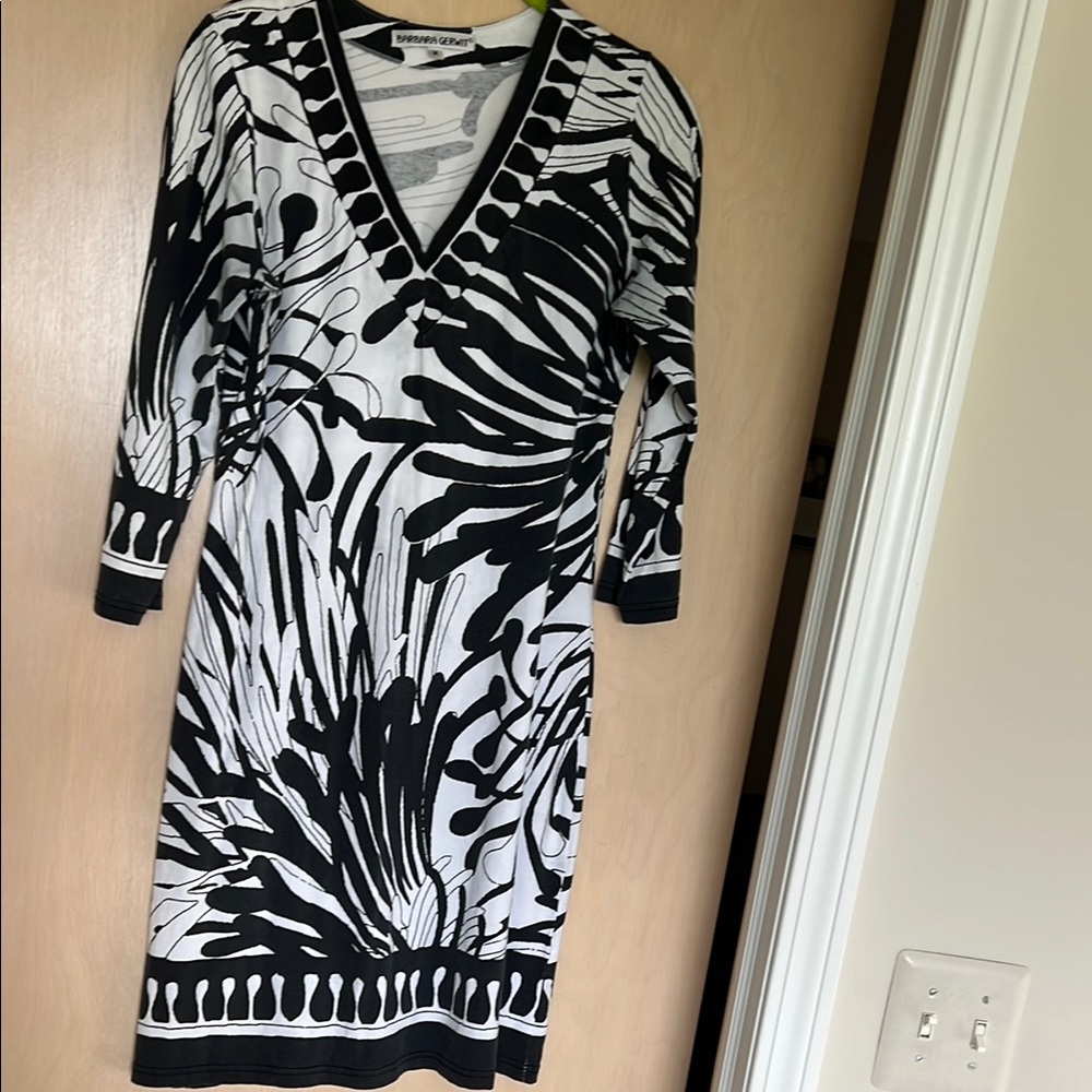 Black and White V-Neck Sheath Dress with Cuffed Sleeves